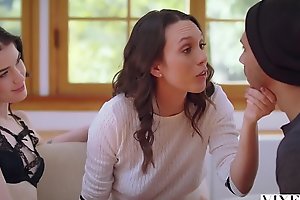 VIXEN Jade Nile Gets Help From Her Roommate To Open Her Boyfriends Eyes