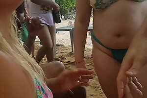 Atriz porno se exibindo e se oferecendo para banhistas no Guarujá Brasil