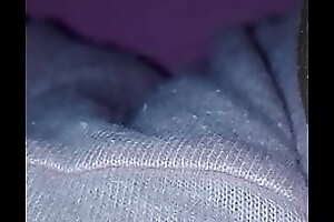 Le mie mutande dove sotto si nasconde una saporita figa all'una di notte (primo video)