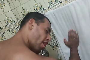 Levando rola do namorado no banho, que delicia
