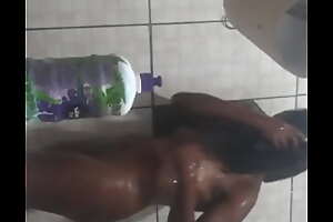 Novinha negra gostosa no banho