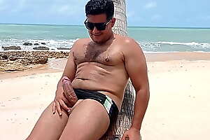 Yuri Gaúcho se masturbando na Praia de Coqueirinho PB com banhistas na praia