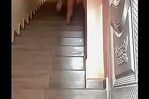 Minhas amigas subindo e descendo a escada amostrando a calcinha