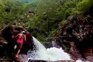 Lilyan se desnuda al borde de una cascada
