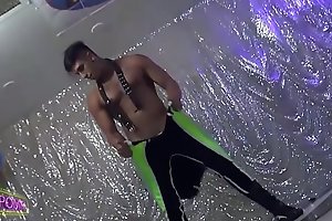 Guingas Bar stripper com Bruno Andrade