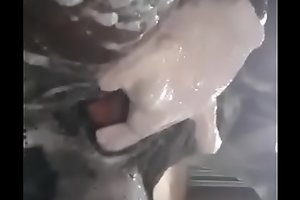 Africana lavando a cona