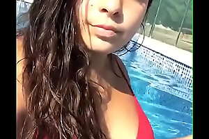 Rocio Ramirez en la piscina