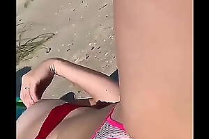 Mostrando a buceta da esposa na praia em público