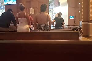 Safada de vestido curto r transparente na missa